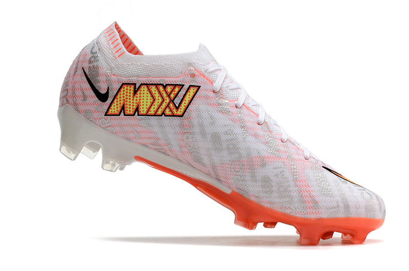 CHUTEIRA NIKE AIR ZOOM MERCURIAL VAPOR 15 ELITE CAMPO "XXV" - BRANCA E LARANJA