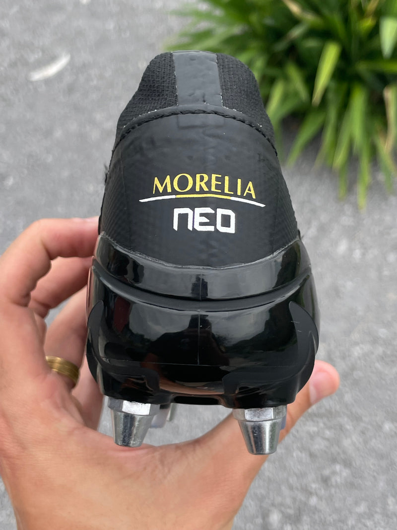 [PRONTA ENTREGA] CHUTEIRA MIZUNO MORELIA NEO III JAPAN TRAVA MISTA - PRETA E DOURADA