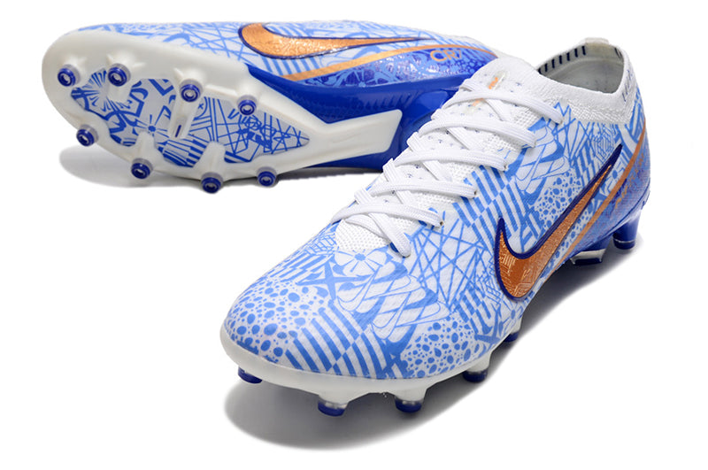CHUTEIRA NIKE AIR ZOOM MERCURIAL VAPOR 15 ELITE CAMPO (AG) "CR7" - BRANCA E AZUL