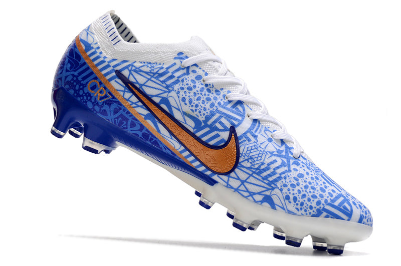 CHUTEIRA NIKE AIR ZOOM MERCURIAL VAPOR 15 ELITE CAMPO (AG) "CR7" - BRANCA E AZUL