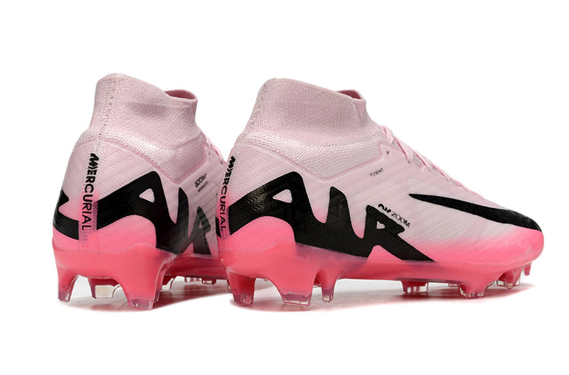 CHUTEIRA NIKE AIR ZOOM MERCURIAL SUPERFLY 9 ELITE CAMPO "MAD BRILLIANCE" - ROSA E PRETA