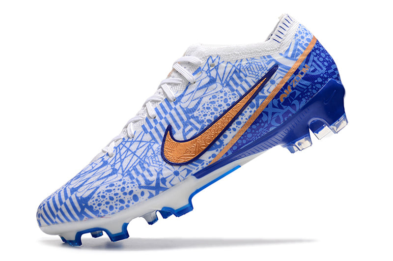 CHUTEIRA NIKE AIR ZOOM MERCURIAL VAPOR 15 ELITE CAMPO "CR7" - BRANCA E AZUL