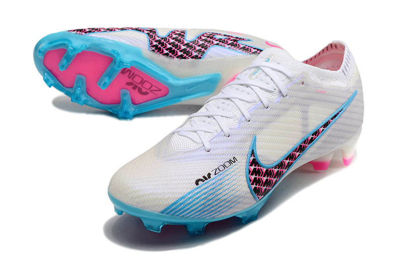 CHUTEIRA NIKE AIR ZOOM MERCURIAL VAPOR 15 ELITE CAMPO "BLAST PACK" - BRANCA, AZUL E ROSA