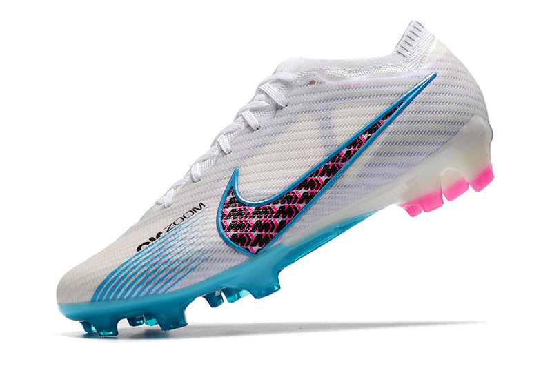 CHUTEIRA NIKE AIR ZOOM MERCURIAL VAPOR 15 ELITE CAMPO "BLAST PACK" - BRANCA, AZUL E ROSA