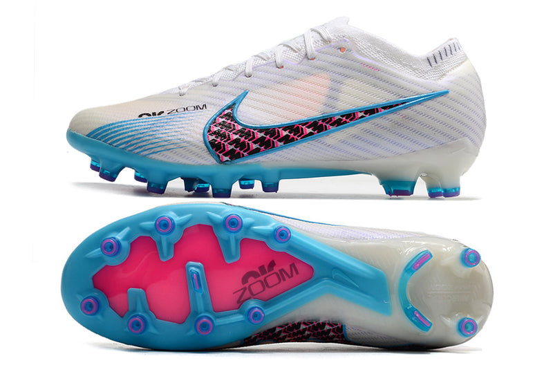 CHUTEIRA NIKE AIR ZOOM MERCURIAL VAPOR 15 ELITE CAMPO (AG) "BLAST PACK" - BRANCA E AZUL