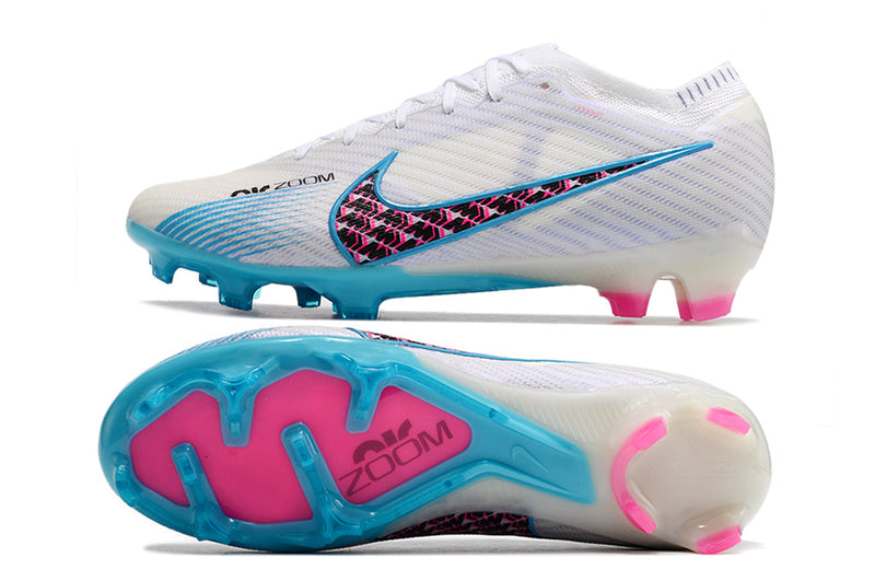 CHUTEIRA NIKE AIR ZOOM MERCURIAL VAPOR 15 ELITE CAMPO "BLAST PACK" - BRANCA, AZUL E ROSA