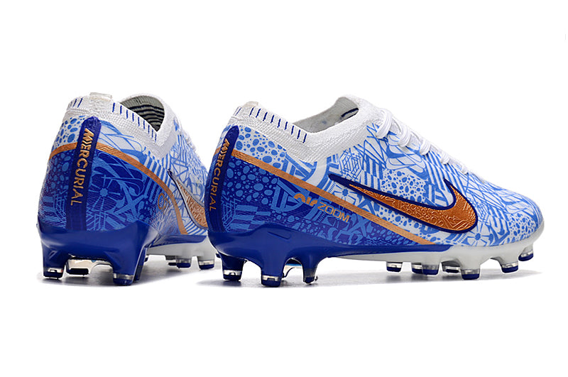 CHUTEIRA NIKE AIR ZOOM MERCURIAL VAPOR 15 ELITE CAMPO (AG) "CR7" - BRANCA E AZUL