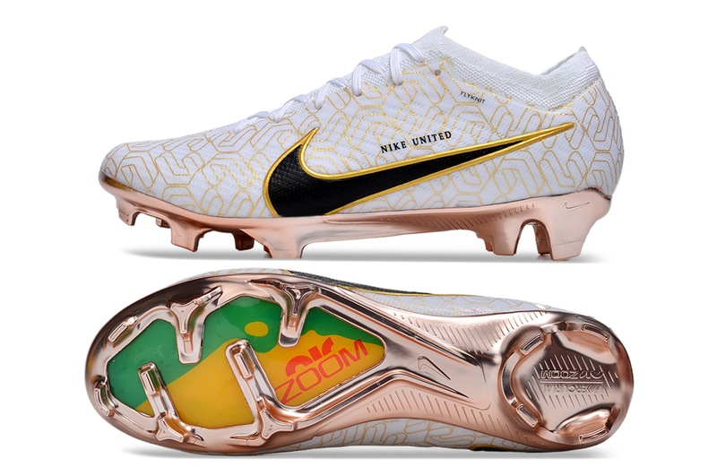 CHUTEIRA NIKE AIR ZOOM MERCURIAL VAPOR 15 ELITE CAMPO "UNITED GOLDEN" - BRANCA E DOURADA
