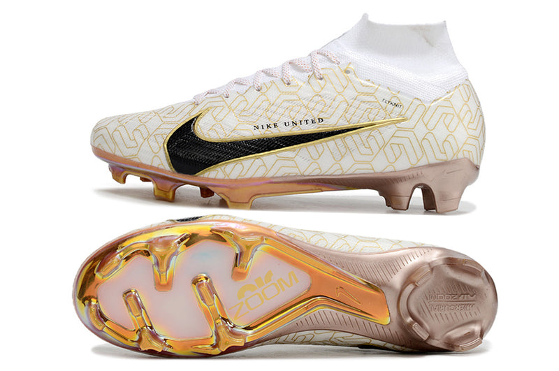CHUTEIRA NIKE AIR ZOOM MERCURIAL SUPERFLY 9 ELITE CAMPO "UNITED GOLDEN" - BRANCA E DOURADA