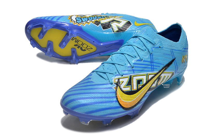 CHUTEIRA NIKE AIR ZOOM MERCURIAL VAPOR 15 ELITE CAMPO "MBAPPÉ COMIC" - AZUL E AMARELA