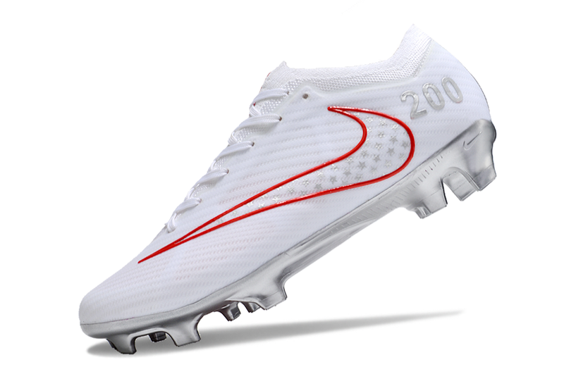 CHUTEIRA NIKE AIR ZOOM MERCURIAL VAPOR 15 ELITE CAMPO "RAPINOE" - BRANCA E VERMELHA