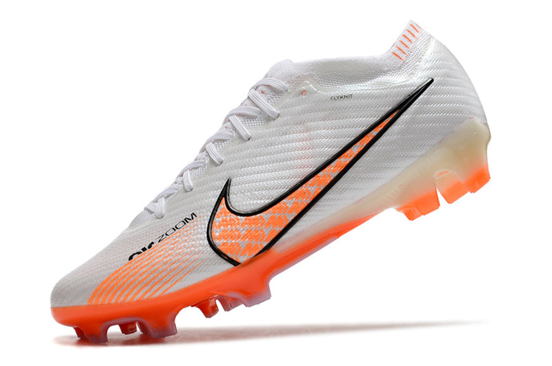 CHUTEIRA NIKE AIR ZOOM MERCURIAL VAPOR 15 ELITE CAMPO - BRANCA E LARANJA