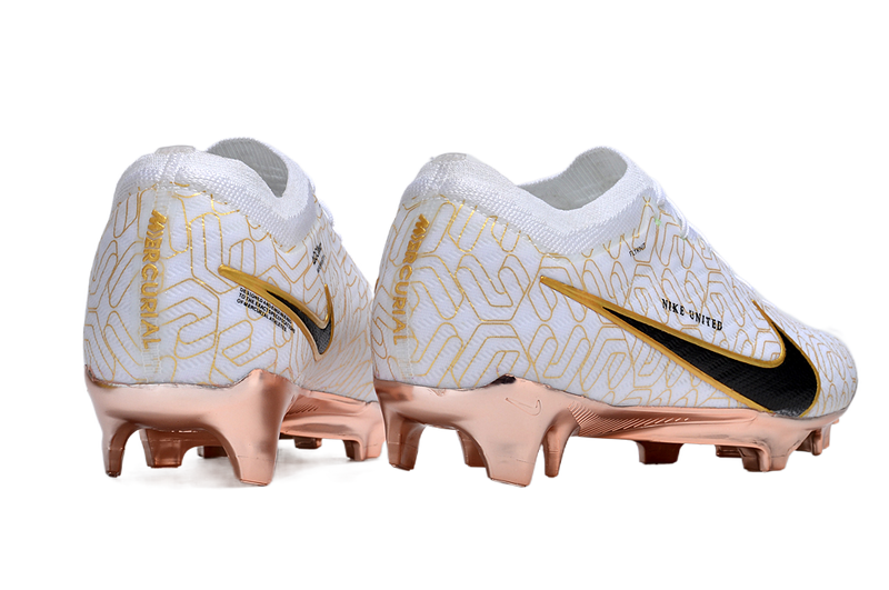 CHUTEIRA NIKE AIR ZOOM MERCURIAL VAPOR 15 ELITE CAMPO "UNITED GOLDEN" - BRANCA E DOURADA