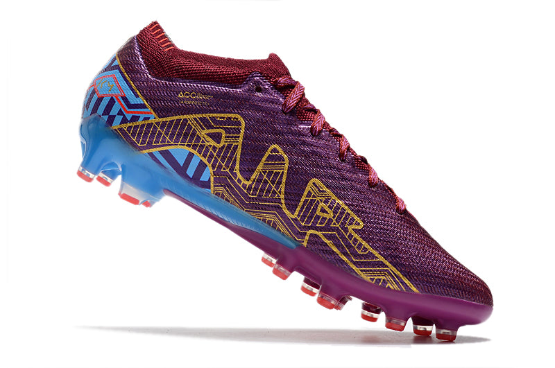 CHUTEIRA NIKE AIR ZOOM MERCURIAL VAPOR 15 ELITE CAMPO (AG) "MBAPPÉ" - VINHO E DOURADA