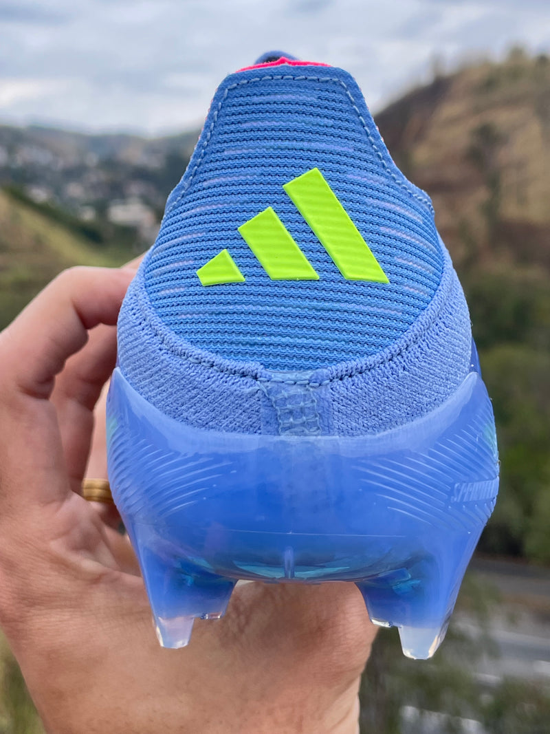 CHUTEIRA ADIDAS F50 LACELESS LIGHTSTRIKE PRO ELITE CAMPO - AZUL E COLORIDA (PRONTA ENTREGA)