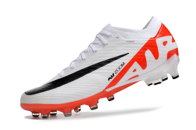 CHUTEIRA NIKE AIR ZOOM MERCURIAL VAPOR 15 ELITE CAMPO (AG) "READY" - BRANCA E VERMELHA
