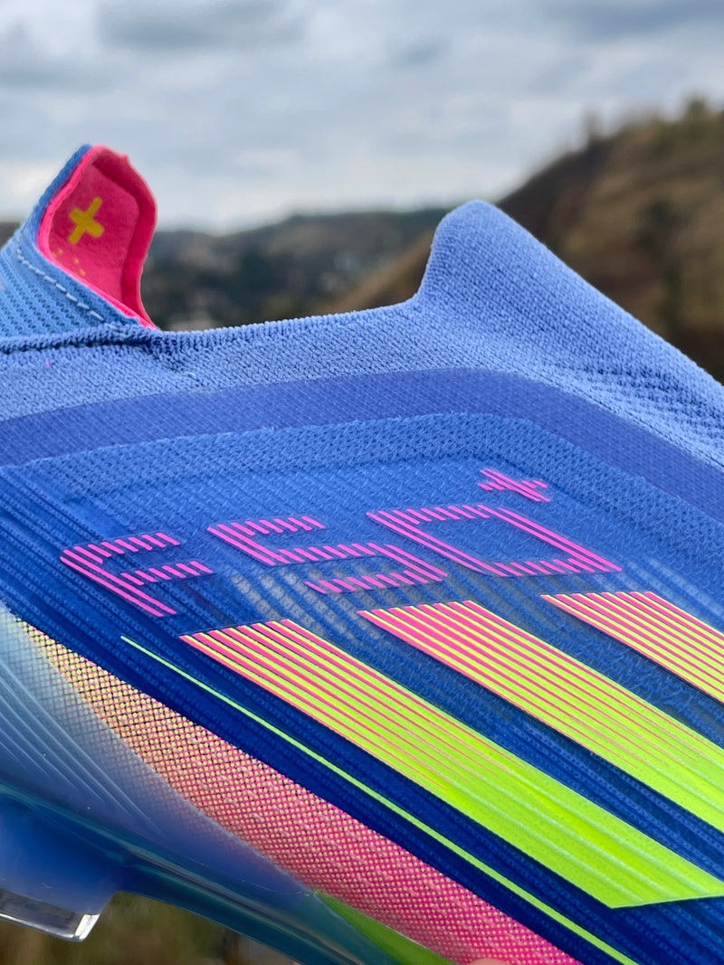 CHUTEIRA ADIDAS F50 LACELESS LIGHTSTRIKE PRO ELITE CAMPO - AZUL E COLORIDA (PRONTA ENTREGA)