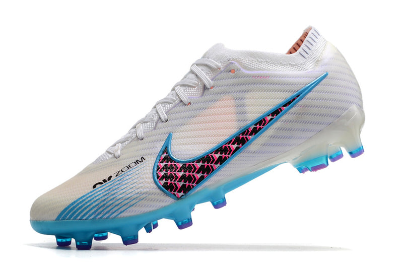 CHUTEIRA NIKE AIR ZOOM MERCURIAL VAPOR 15 ELITE CAMPO (AG) "BLAST PACK" - BRANCA E AZUL