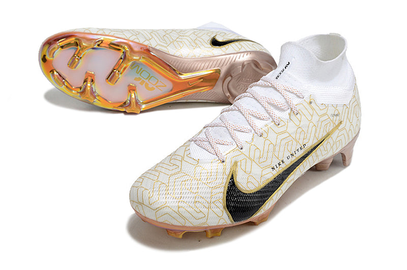 CHUTEIRA NIKE AIR ZOOM MERCURIAL SUPERFLY 9 ELITE CAMPO "UNITED GOLDEN" - BRANCA E DOURADA