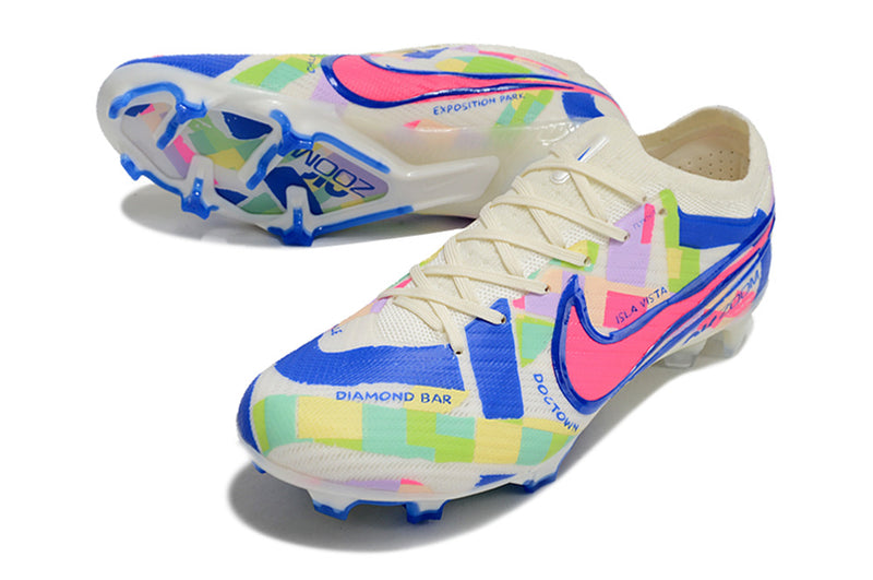 CHUTEIRA NIKE AIR ZOOM MERCURIAL VAPOR 15 ELITE CAMPO "SOCAL" - BRANCA E COLORIDA
