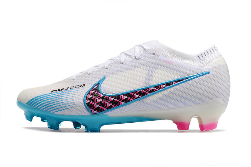 CHUTEIRA NIKE AIR ZOOM MERCURIAL VAPOR 15 ELITE CAMPO "BLAST PACK" - BRANCA, AZUL E ROSA