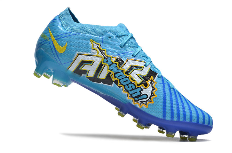 CHUTEIRA NIKE AIR ZOOM MERCURIAL VAPOR 15 ELITE CAMPO (AG) "MBAPPÉ COMIC" - AZUL E AMARELA