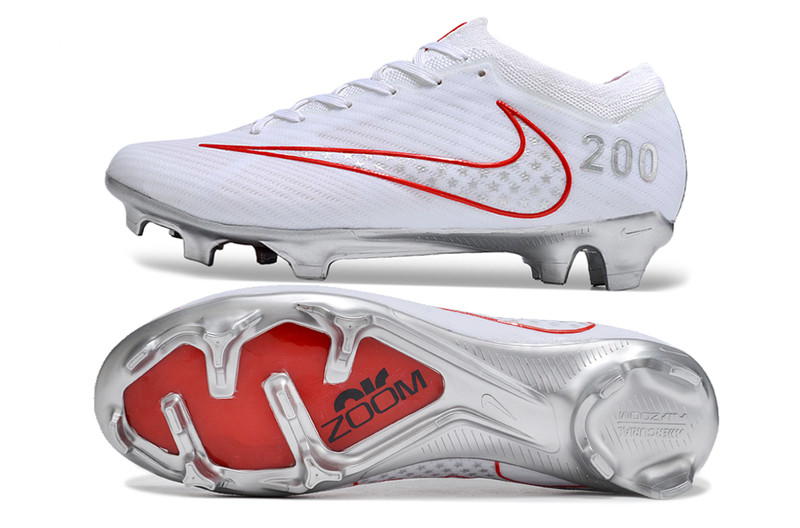 CHUTEIRA NIKE AIR ZOOM MERCURIAL VAPOR 15 ELITE CAMPO "RAPINOE" - BRANCA E VERMELHA