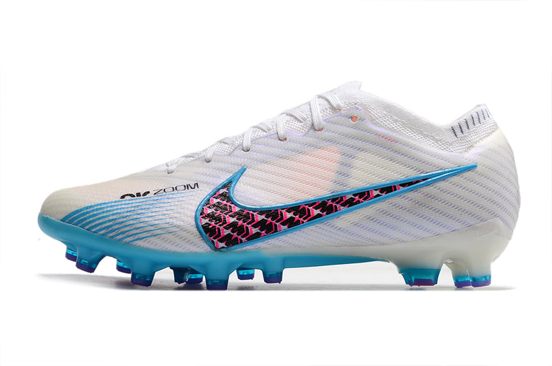 CHUTEIRA NIKE AIR ZOOM MERCURIAL VAPOR 15 ELITE CAMPO (AG) "BLAST PACK" - BRANCA E AZUL