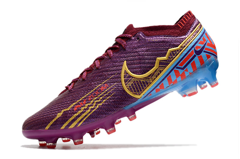 CHUTEIRA NIKE AIR ZOOM MERCURIAL VAPOR 15 ELITE CAMPO (AG) "MBAPPÉ" - VINHO E DOURADA