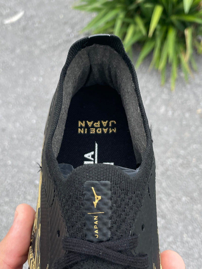 [PRONTA ENTREGA] CHUTEIRA MIZUNO MORELIA NEO III JAPAN TRAVA MISTA - PRETA E DOURADA