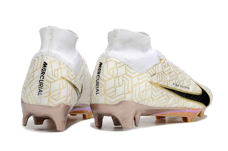 CHUTEIRA NIKE AIR ZOOM MERCURIAL SUPERFLY 9 ELITE CAMPO "UNITED GOLDEN" - BRANCA E DOURADA