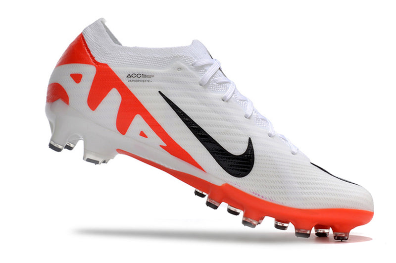 CHUTEIRA NIKE AIR ZOOM MERCURIAL VAPOR 15 ELITE CAMPO (AG) "READY" - BRANCA E VERMELHA