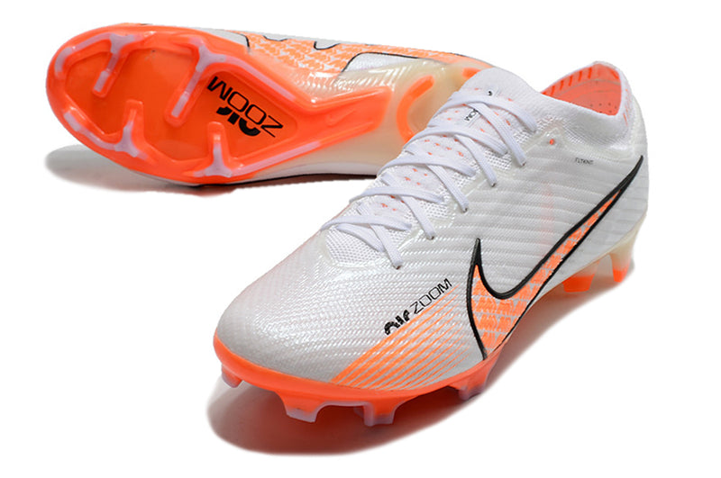 CHUTEIRA NIKE AIR ZOOM MERCURIAL VAPOR 15 ELITE CAMPO - BRANCA E LARANJA