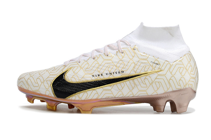 CHUTEIRA NIKE AIR ZOOM MERCURIAL SUPERFLY 9 ELITE CAMPO "UNITED GOLDEN" - BRANCA E DOURADA