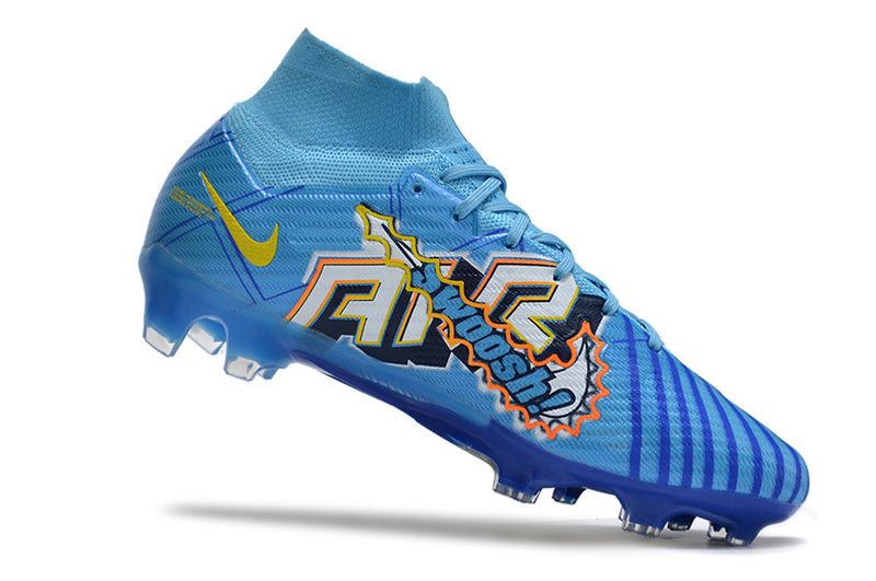 CHUTEIRA NIKE AIR ZOOM MERCURIAL SUPERFLY 9 ELITE CAMPO "MBAPPÉ COMIC" - AZUL E AMARELA