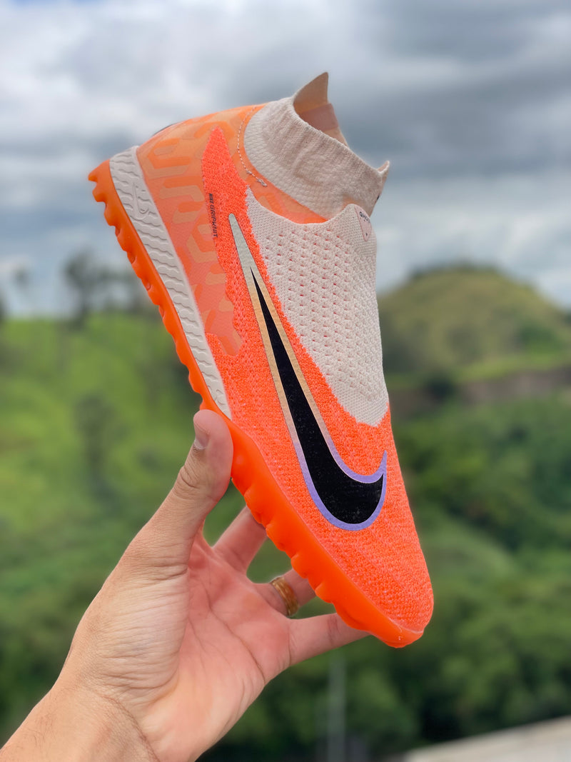 CHUTEIRA NIKE PHANTOM GX DYNAMIC FIT ELITE SOCIETY - LARANJA (PRONTA ENTREGA)
