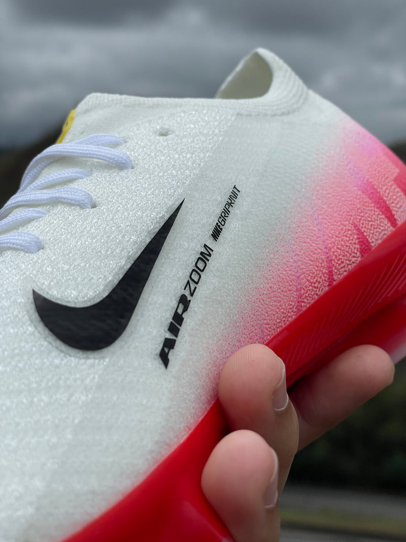 [PRONTA ENTREGA] CHUTEIRA NIKE AIR ZOOM MERCURIAL VAPOR 16 ELITE CAMPO "FEAR NOTHING" - BRANCA E VERMELHA