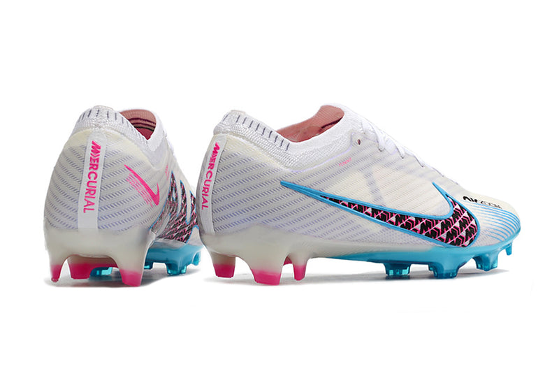 CHUTEIRA NIKE AIR ZOOM MERCURIAL VAPOR 15 ELITE CAMPO "BLAST PACK" - BRANCA, AZUL E ROSA