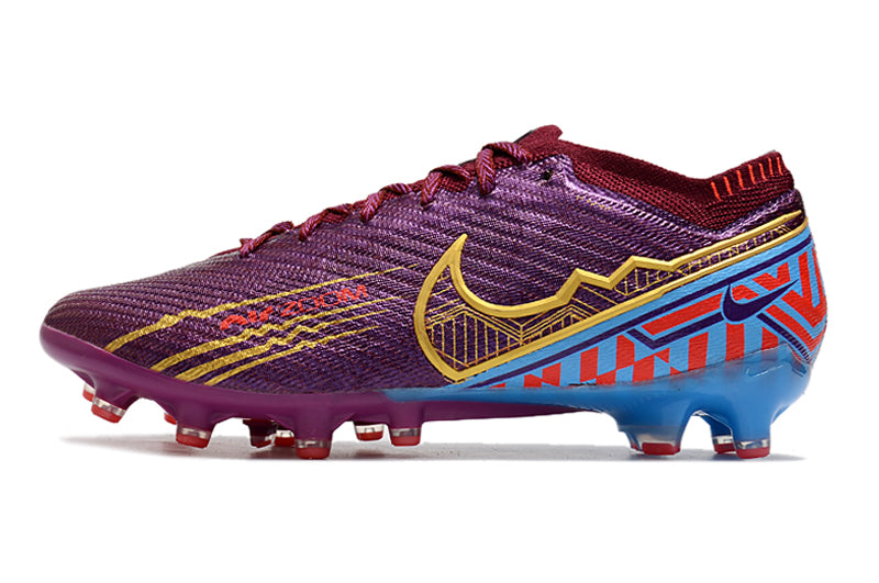 CHUTEIRA NIKE AIR ZOOM MERCURIAL VAPOR 15 ELITE CAMPO (AG) "MBAPPÉ" - VINHO E DOURADA