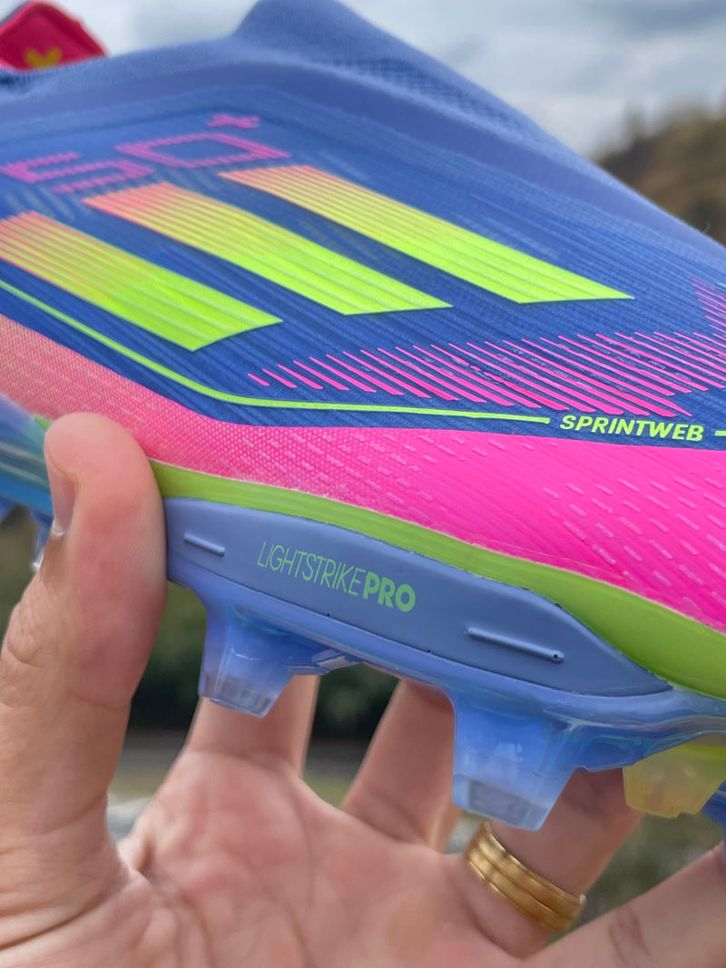 CHUTEIRA ADIDAS F50 LACELESS LIGHTSTRIKE PRO ELITE CAMPO - AZUL E COLORIDA (PRONTA ENTREGA)