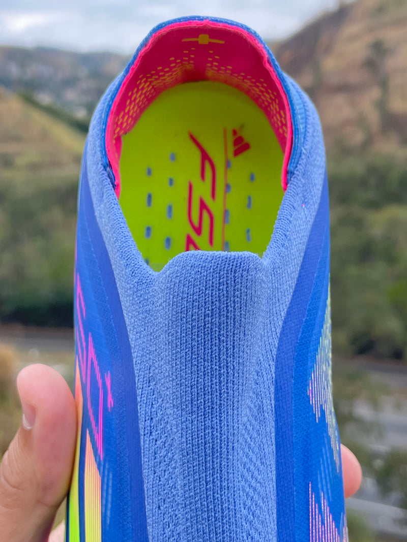 CHUTEIRA ADIDAS F50 LACELESS LIGHTSTRIKE PRO ELITE CAMPO - AZUL E COLORIDA (PRONTA ENTREGA)