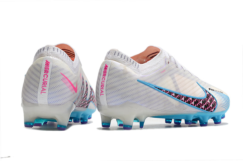 CHUTEIRA NIKE AIR ZOOM MERCURIAL VAPOR 15 ELITE CAMPO (AG) "BLAST PACK" - BRANCA E AZUL