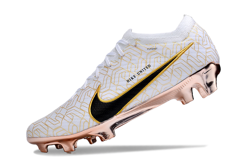 CHUTEIRA NIKE AIR ZOOM MERCURIAL VAPOR 15 ELITE CAMPO "UNITED GOLDEN" - BRANCA E DOURADA