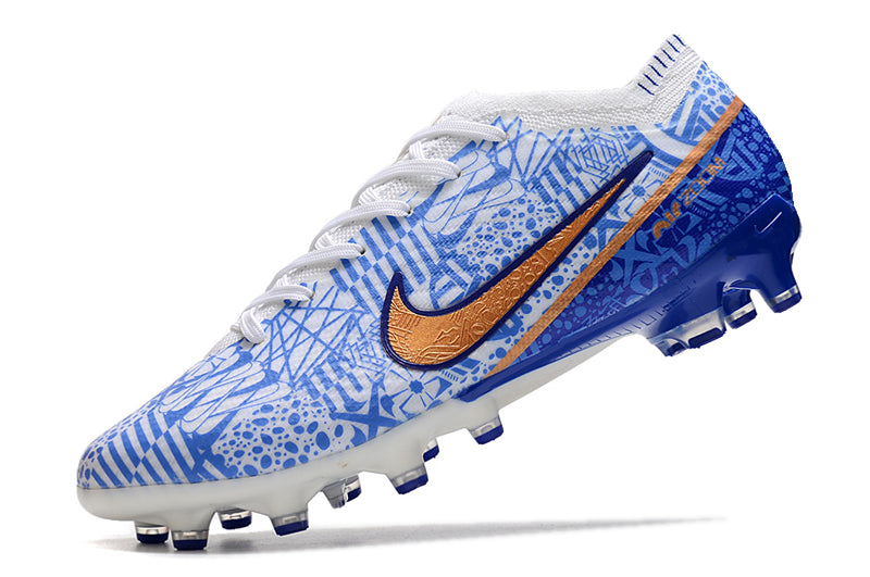CHUTEIRA NIKE AIR ZOOM MERCURIAL VAPOR 15 ELITE CAMPO (AG) "CR7" - BRANCA E AZUL