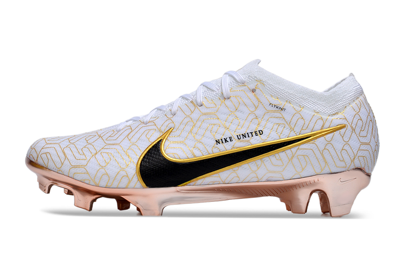CHUTEIRA NIKE AIR ZOOM MERCURIAL VAPOR 15 ELITE CAMPO "UNITED GOLDEN" - BRANCA E DOURADA