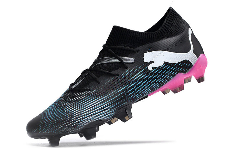 CHUTEIRA PUMA FUTURE 7 ULTIMATE CAMPO - PRETA E ROSA