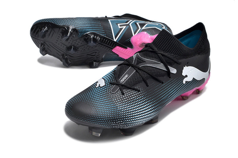 CHUTEIRA PUMA FUTURE 7 ULTIMATE CAMPO - PRETA E ROSA