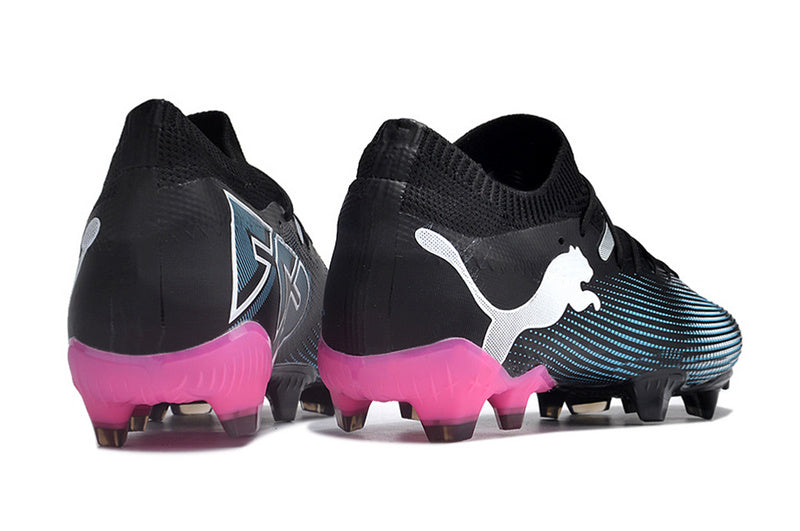 CHUTEIRA PUMA FUTURE 7 ULTIMATE CAMPO - PRETA E ROSA