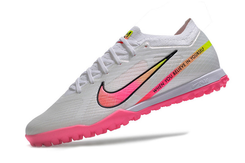 CHUTEIRA NIKE MERCURIAL AIR ZOOM VAPOR 15 ELITE SOCIETY "RASHFORD" - BRANCA E ROSA
