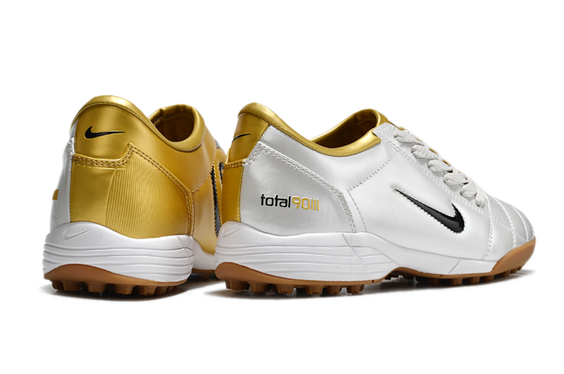 CHUTEIRA NIKE TOTAL 90 III SOCIETY - PRATA E DOURADA